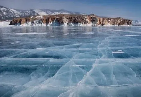 замерзшее озеро