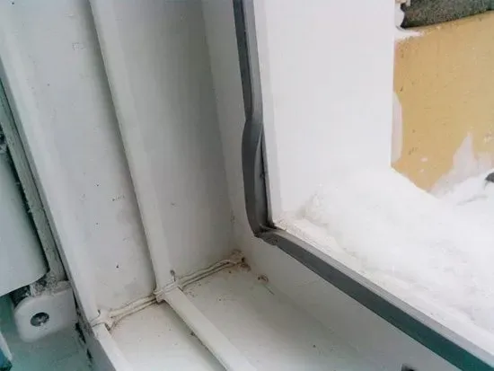 Изношенный уплотнитель пласиткового окна