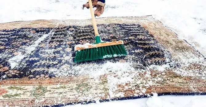 Древний способ стирки снегом