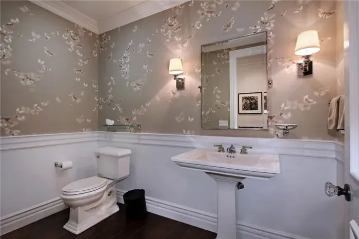 Стеклообои не нуждаются в дополнительной защите, если использовать их на стенах в ванной комнате вместо плитки