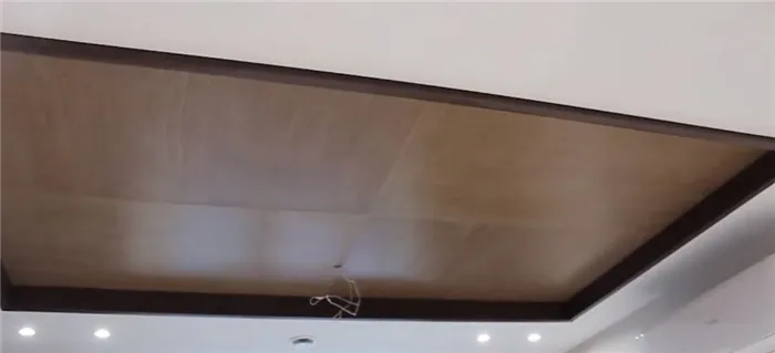 Шпонированные панели на потолке