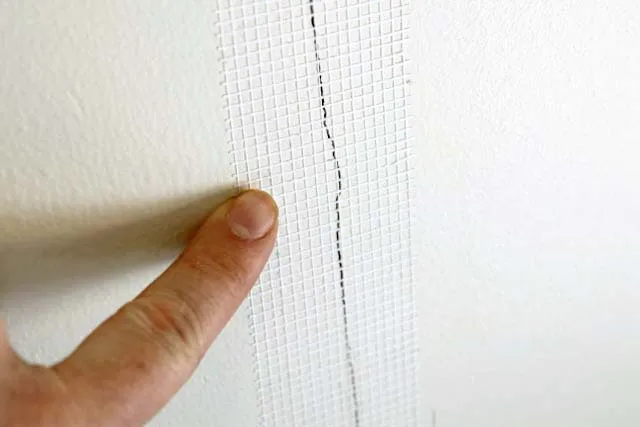 Использование сетки-серпятнки при заделке трещин во внутренней стене