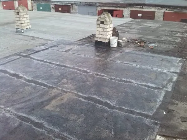 Очистка бетонной крыши гаража