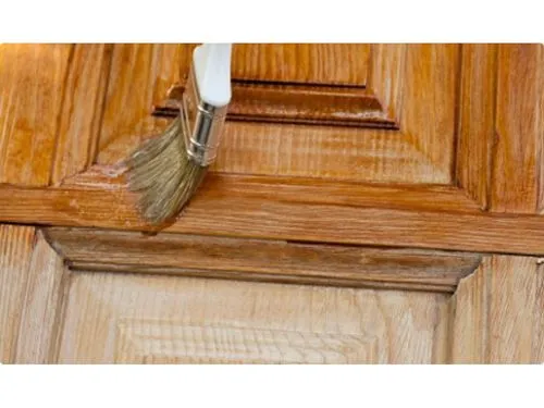 покрытие лаком деревянной двери