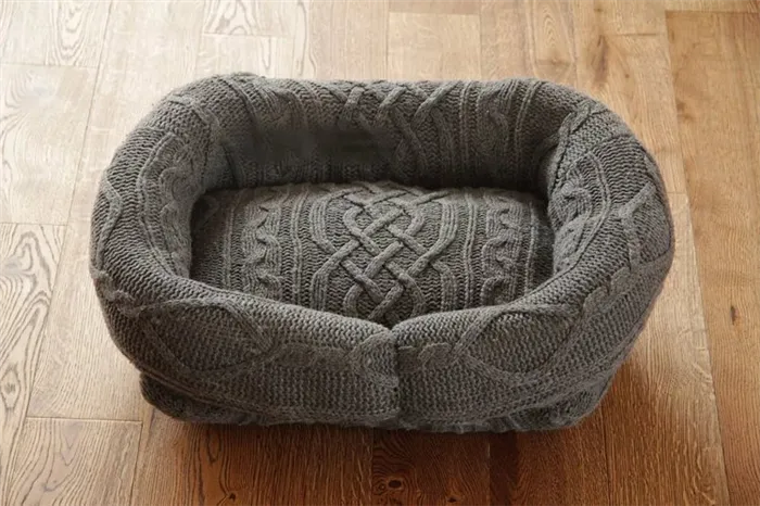 Лежак для кошки из старого свитера