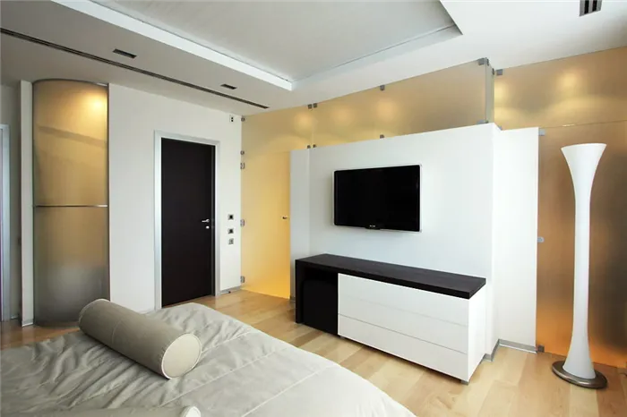 Телевизионная панель в спальне стиля минимализма