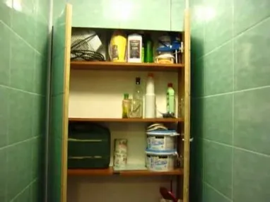 шкафчик в туалете для хранения химии