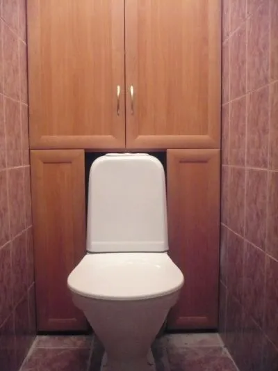 Туалет со встроенным шкафом