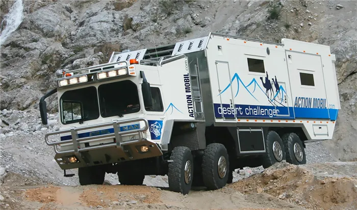 Action Mobil Desert Challenger</p>
<p>» /></p>
<p>Ну, мы должны признать: Все, что вы видели до сих пор, — детские игры по сравнению с созданием австрийской компании Action Mobil для богатых арабов и их сторонников. Основой здесь также является четырехосный грузовик MAN, но не простой, а военный: модель KAT1 изначально является ракетоносцем. Две управляемые оси, блокировки между колесами, сумасшедшие шарниры, двигатель мощностью 600 л.с., длина 12 метров и вес более 30 тонн — таков Desert Challenger с технической точки зрения. 👉 Самолет превратился в дом на колесах. Видео Запасов топлива и воды здесь достаточно для небольшой деревни: 2 500 и 2 400 литров соответственно. Электроэнергия от генераторов и дополнительных солнечных батарей хранится в аккумуляторах общей емкостью 1000 ампер-часов (что ОЧЕНЬ много), также есть специальные баки на 66 кг сжиженного нефтяного газа для… кулинарная кухня.</p>
<p>Зона приготовления пищи здесь не имеет никакого отношения к автодомам, а представляет собой полноценную ресторанную кухню, только в миниатюре. Подойдет и холодильник — не хозяйственный шкаф, а целая комната, куда можно зайти во весь рост. Почему так много места? Ведь жилое пространство Desert Challenger можно увеличить — не только в высоту, но и в ширину, до пяти метров. Я ничего не говорю о жилом пространстве — ближневосточная роскошь, возможно, не всем по вкусу, но вы должны признать, что на фотографиях он выглядит не как караван. Это обычный гостиничный номер! И что еще более удивительно, все это великолепие стоит два миллиона долларов. Возможно, это был списанный ракетный корабль.</p>
<h2 id=