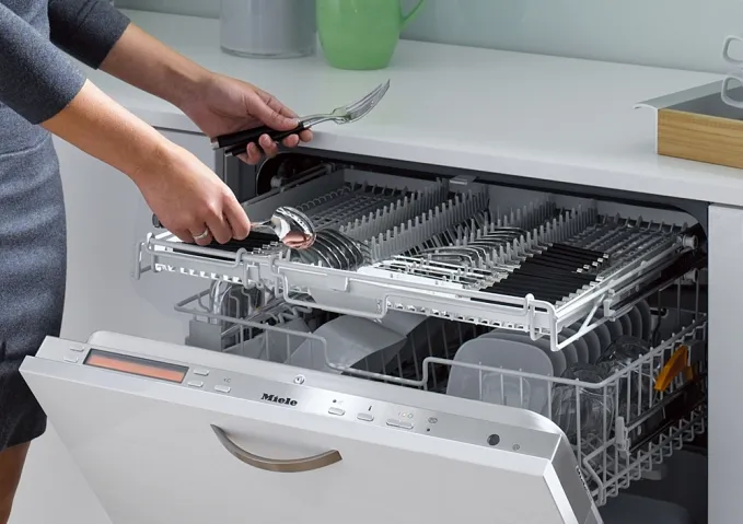 Некоторые посудомоечные машины оборудованы специальным небольшим лотком для столовых приборов