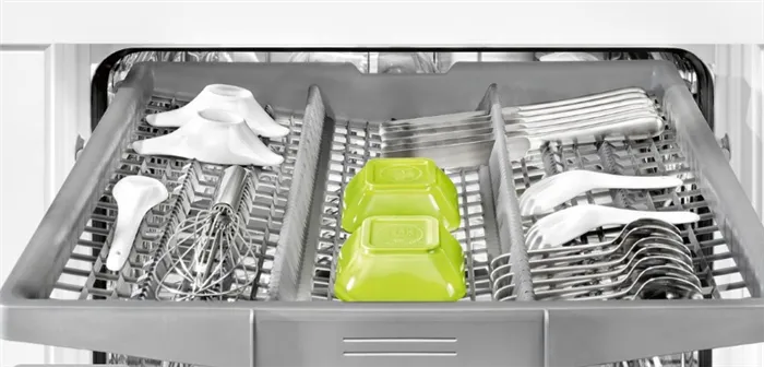 Правильное расположения мелкой посуды в специальном лотке для столовых приборов и мелочи