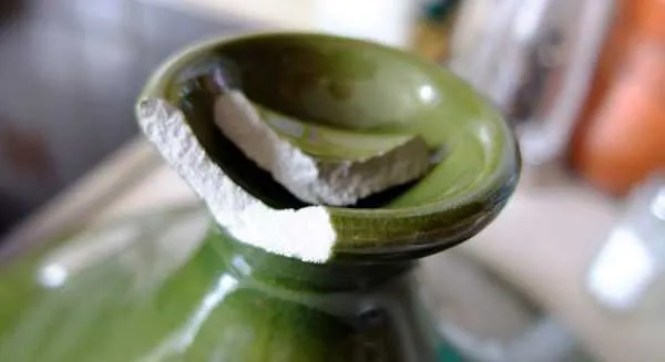 Скол на керамической вазе