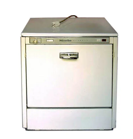 Посудомоечная машина фирмы Миеле, выпускаемая в семидесятых годах двадцатого века
