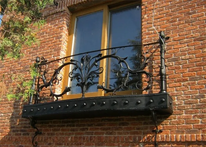 Французский балкон с кованным элементом