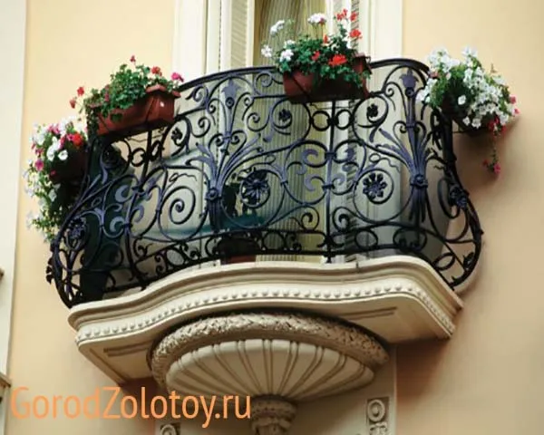 Кованое ограждение балкона во французском стиле в частном доме