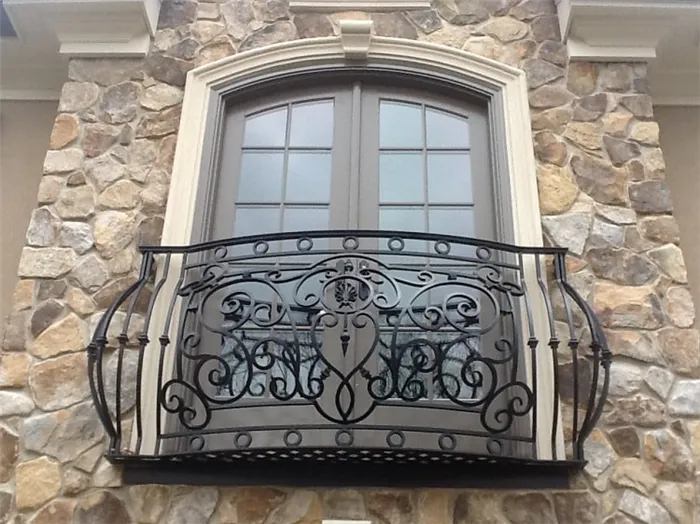 Французский балкон с декоративным элементом