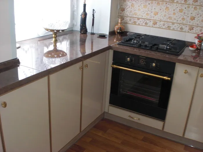 Кухонную столешницу можно сделать из подоконника, чтобы сэкономить место на кухне. / Фото: berkem.ru