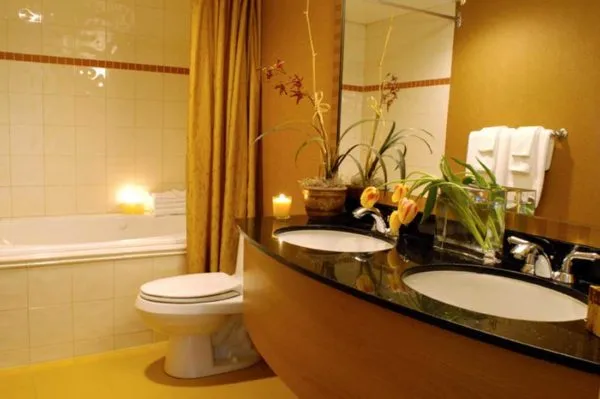 Комбинация плитки и краски в ванной - красиво и практично