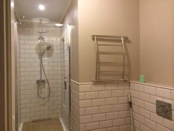 Краской в ванной комнате может быть окрашена только часть стен 