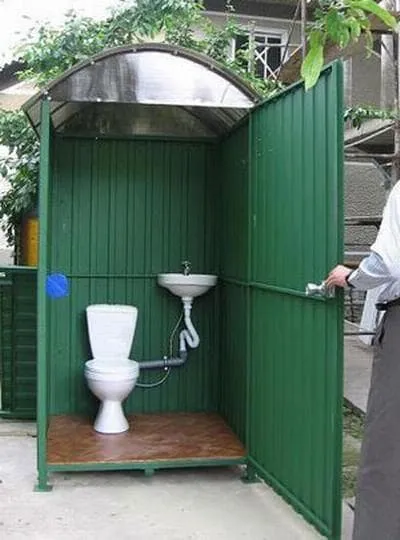 туалет с унитазом для дачи