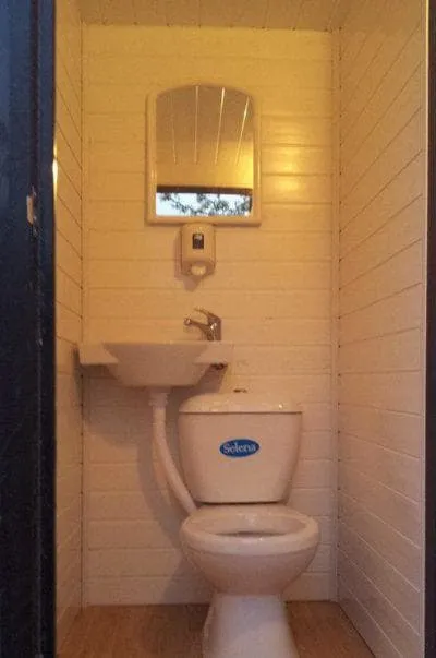 туалет на даче с пластиковым унитазом Элисса