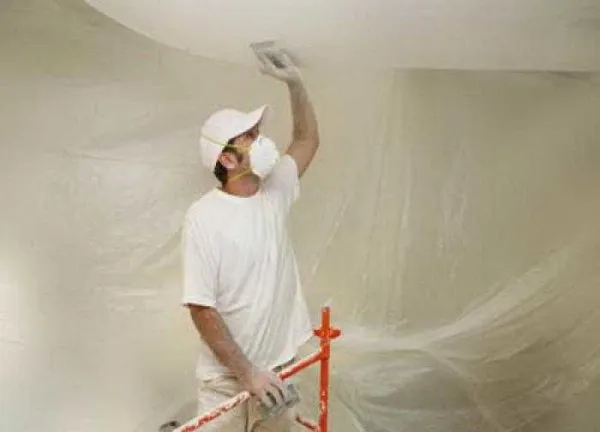 Счищать водостойкую водоэмульсионку с потолка то еще удовольсвтие