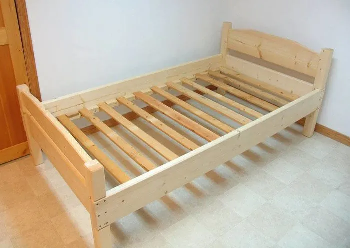 Конструкция и типоразмер деревянной кровати могут быть абсолютно различны и определяются на основании потребности пользователя и его способности работать с ручным инструментом и на деревообрабатывающем оборудовании