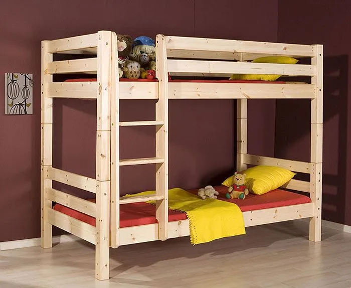 Двухъярусная кровать, изготовленная из натурального дерева