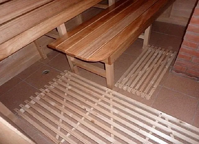 Деревянные решётки на бетонном полу, облицованном керамической плиткой. Такие решетки можно регулярно выносить на воздух для проветривания и просушки