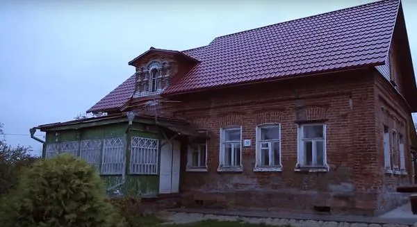 Восстановленный дом с сохранением внешнего вида. Фото с канала Денис Петров
