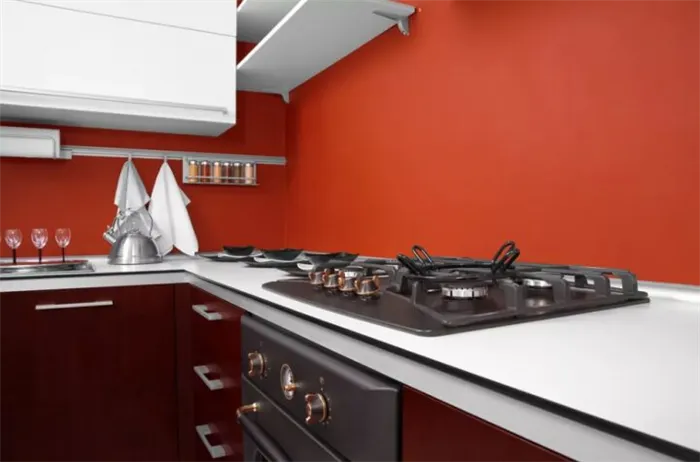 Окрашивание стены кухонного фартука сочетает в себе минимальные затраты и эффектный результат
