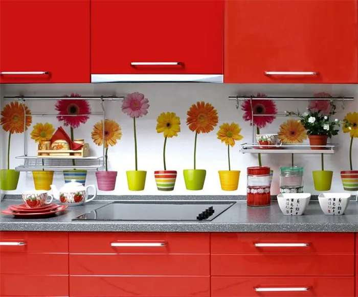 На кухонном фартуке могут быть эффектные цветы