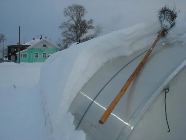 Очистка крыши из поликарбоната от снега