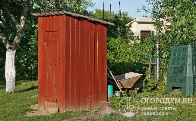 Запах в уличном туалете в огороде или на даче неминуемо появится даже при правильной эксплуатации