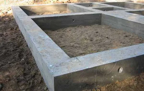 Марка бетона для ленточного фундамента частного дома зависит от грунтов и типа строительного материала