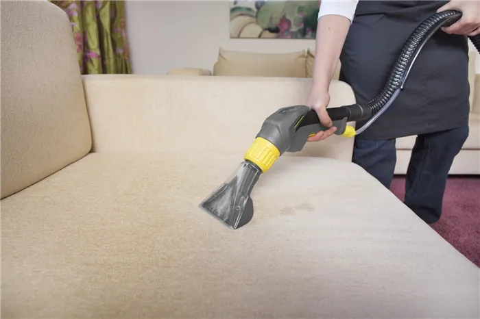 как почистить диван с помощью пылесоса
