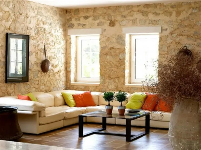 Декоративная штукатурка часто используется для внутренней отделки стен на даче