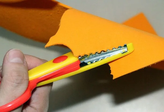 Резиновая замша легко режется ножницами, на ней можно сделать тиснёный рисунок