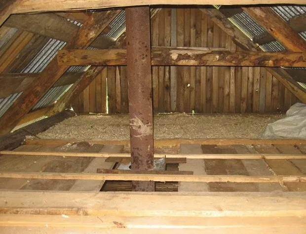 При использовании для утепления потолка смеси из глины и опилок