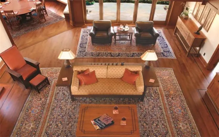Шерстяные ковры гармонично вписываются в интерьер гостиной, демонстрируя достаток и некую «элитарность»