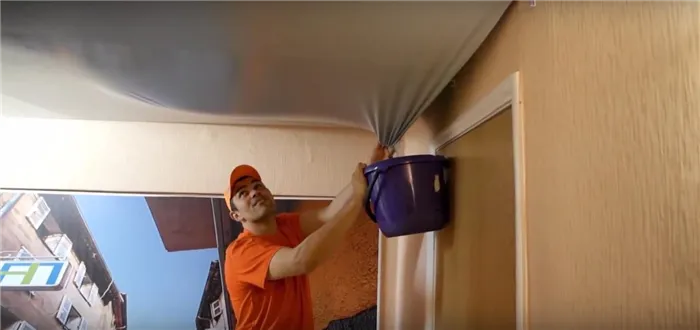 слив воды с натяжные потолки Через демонтаж плинтуса в помещении