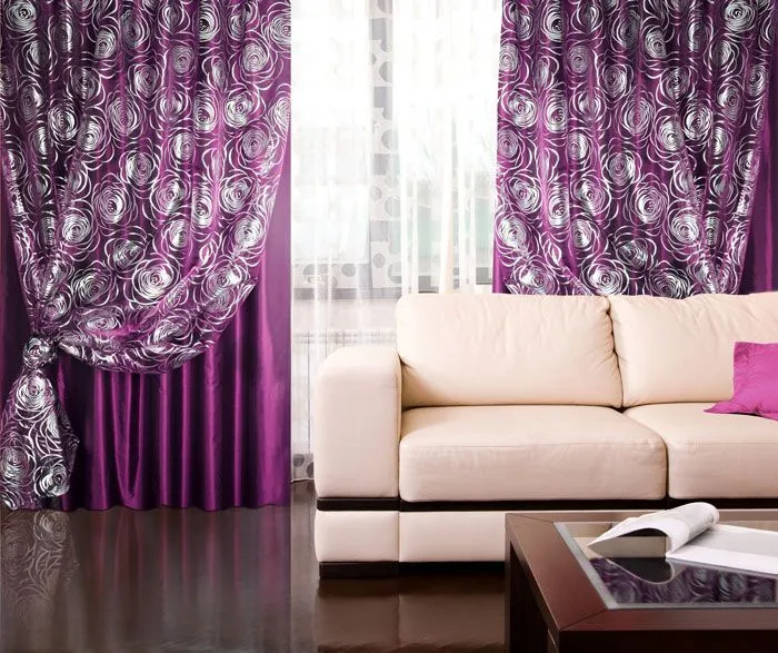 Насыщенный фиолетовый текстиль противопоставлен нежному оттенку беж. Нравится такое сочетание или нет, это дело вкуса