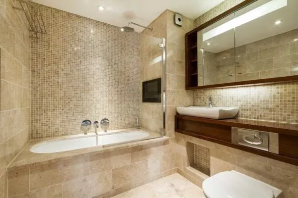 Комбинация плитки и мозаики - отличный вариант отделки ванной