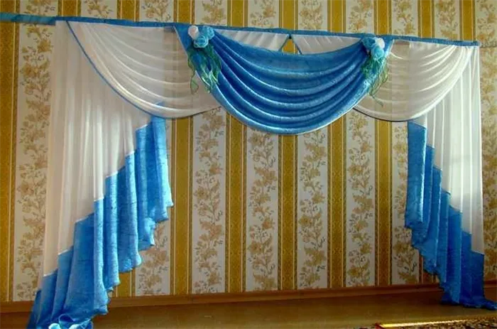 Для декорирования окна самостоятельным ламбрекеном удобнее использовать мягкий вариант, который крепится на однорядный карниз