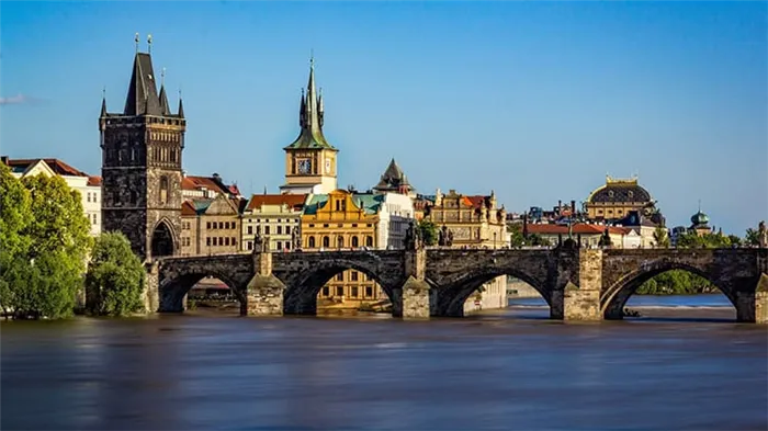 Создание Карлова моста на Влтаве (1357-1378 г.г.) с его въездной башней стало доминирующим мотивом Пражской архитектуры