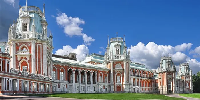 Редчайший памятник Российской неоготики содержит классические приемы русского зодчества наряду с типовыми атрибутами готического направления