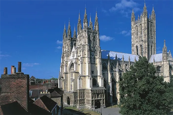 Кентерберийский собор, заложенный в 1274 году, уже имел некоторые отличия от классики французской готики