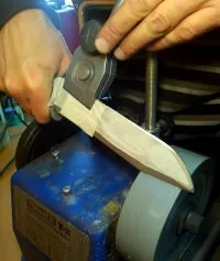 Приспособление на наждаке позволяет точить не только ножи, но и другие инструменты