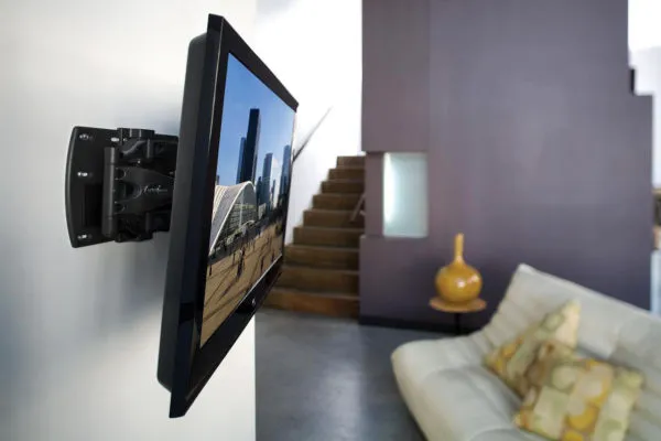Вес устройства и материал стен влияют на возможность фиксации телевизора к стене