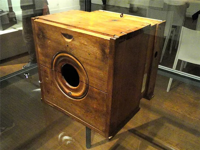 Фотоаппарат Ньепса (https://ru.wikipedia.org/wiki/Ньепс,_Нисефор#/media/Файл:Nicéphore_Niépce_camera,_c._1820-1830_-_Musée_Nicéphore_Niépce_-_DSC06018.JPG)